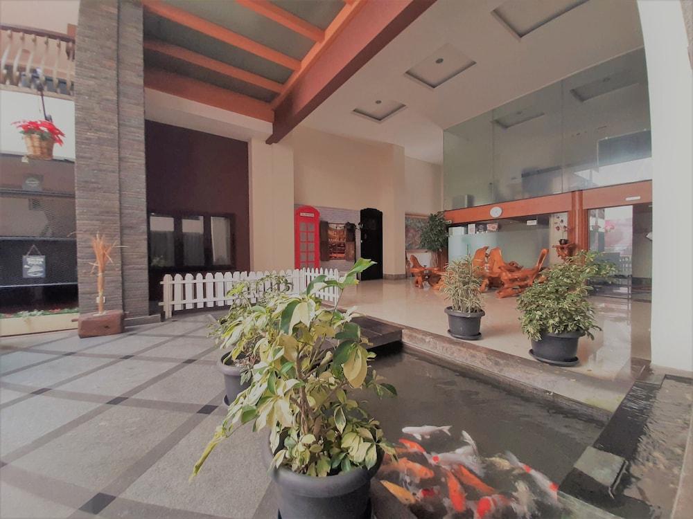 The Palais Hotel Dago バンドゥン エクステリア 写真