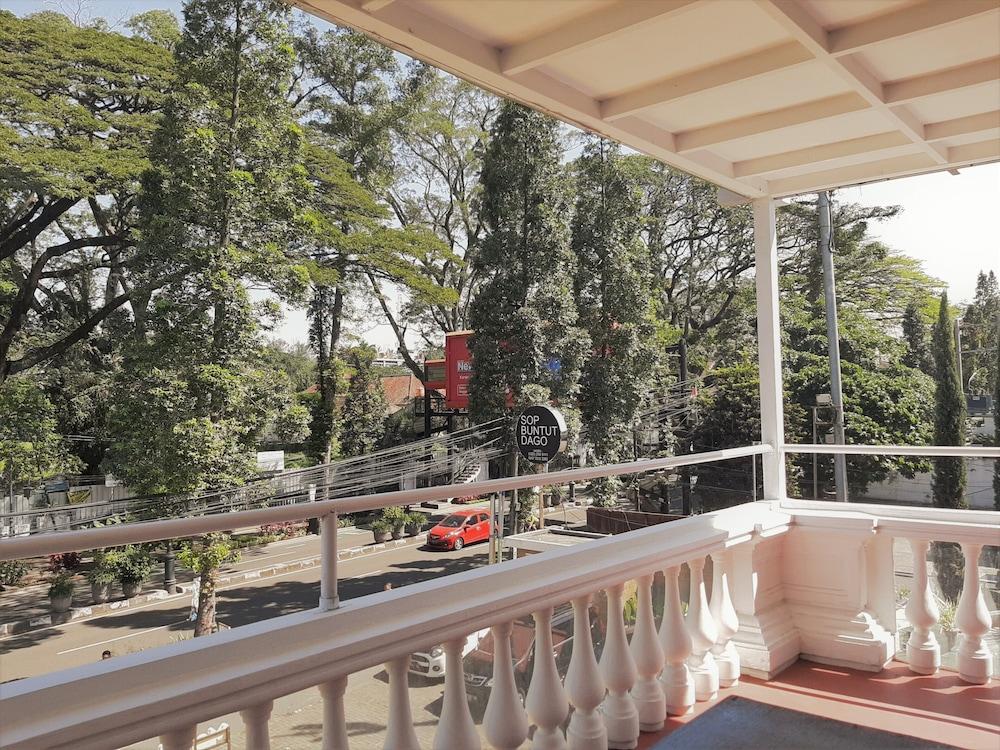 The Palais Hotel Dago バンドゥン エクステリア 写真