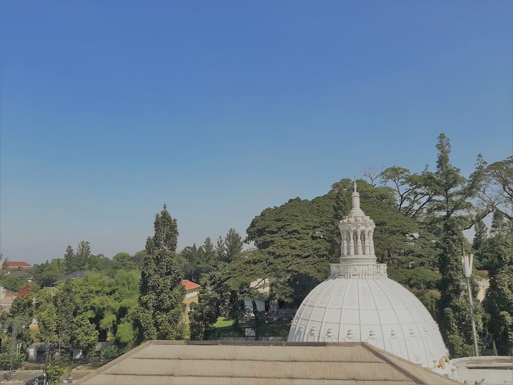 The Palais Hotel Dago バンドゥン エクステリア 写真