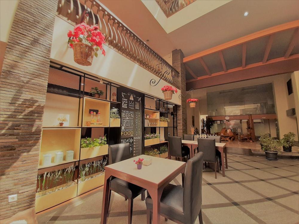 The Palais Hotel Dago バンドゥン エクステリア 写真